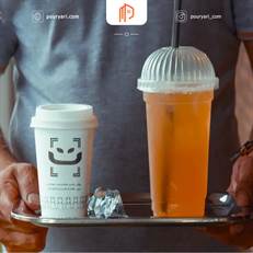 کافه تی بار لاهیجان با سرویس takeaway، تخصص در قهوه و نوشیدنی‌های باکیفیت همراه با ساندویچ‌های سرد. محیطی صمیمی با پرسنل حرفه‌ای و سرعت بالای سرویس‌دهی. منوی متنوع از اسپرسو تا کیک‌های خانگی.